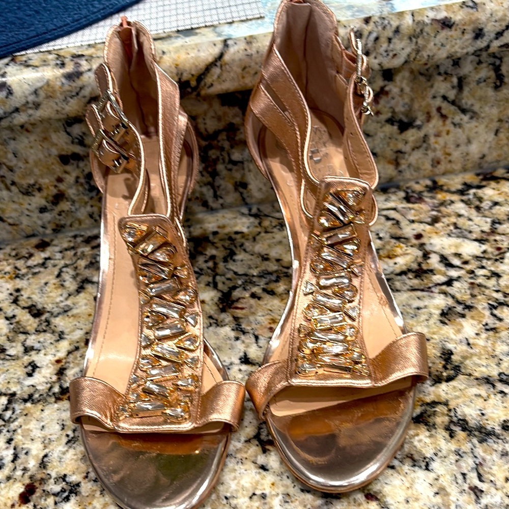 Vince Camuto Gold Heels Elegant Design